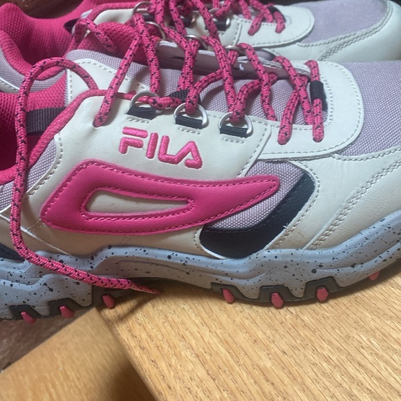NWT woman’s Fila Reminder sneakers in pink/gray/beige - Picture 4 of 9